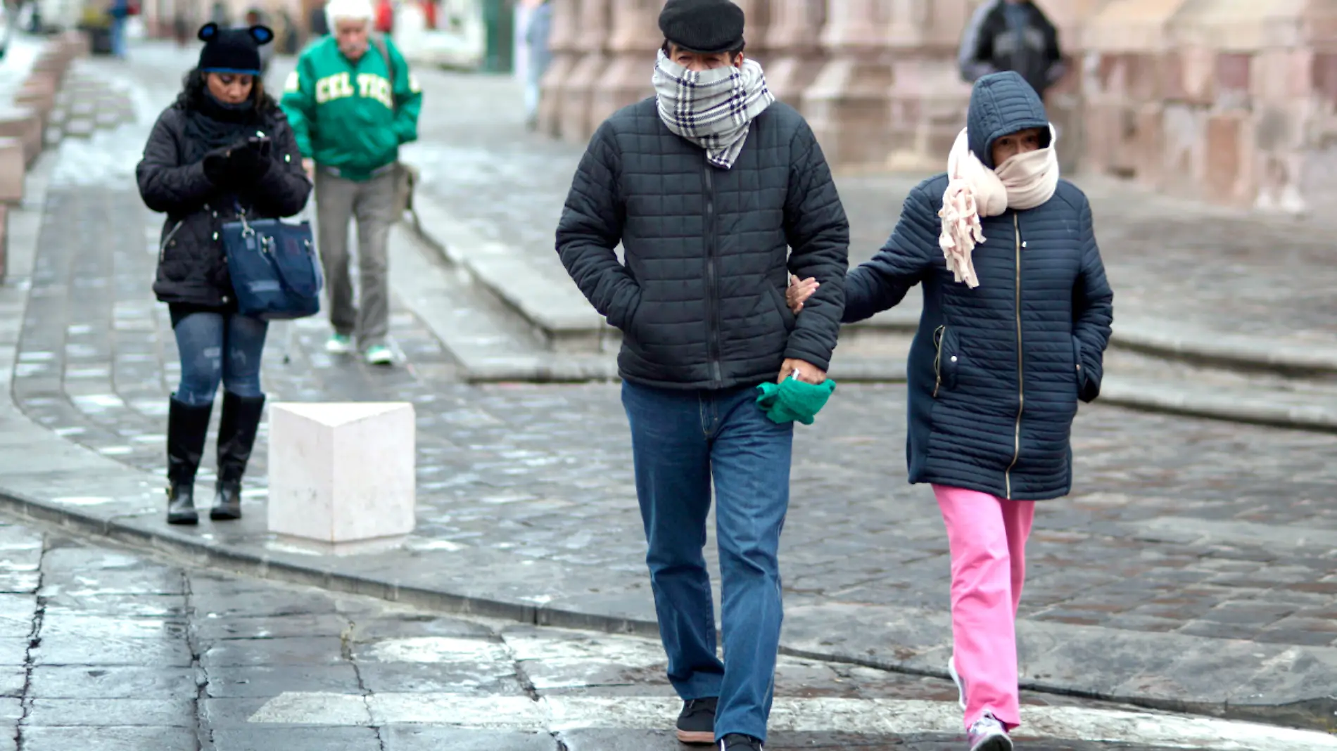 Personas usanso ropa abrigadora